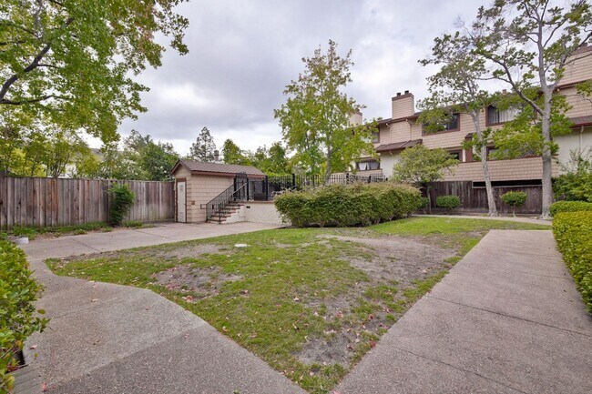 Building Photo - Popular Woodside Commons at Its Finest.