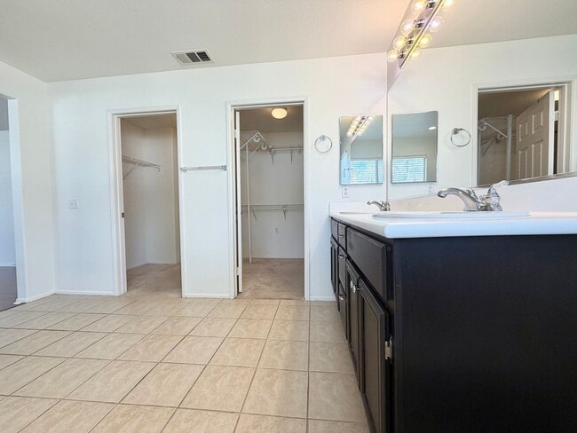 Building Photo - Spacious Oak Creek Cul-de-Sac Home with 5 Bedrooms & 3-Car Garage