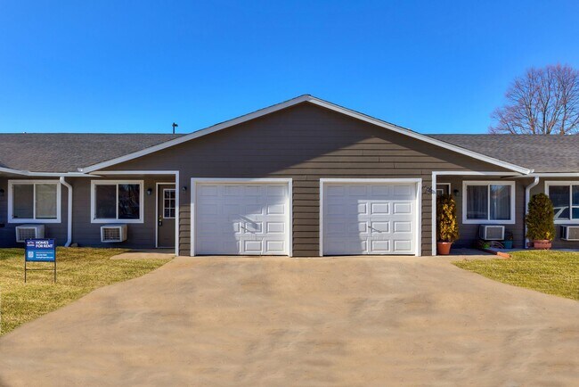 Primary Photo - 2 Bedroom, Single-story Townhomes for rent in Newton, IA