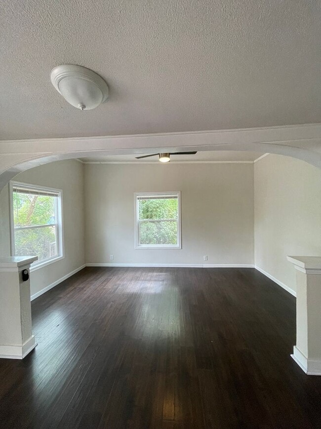 Building Photo - 2bdrm, 2 bath, located just minutes from d...