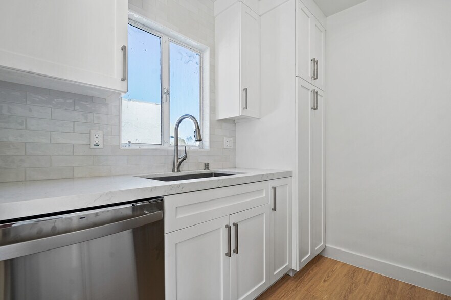 Kitchen - 920 Marine St