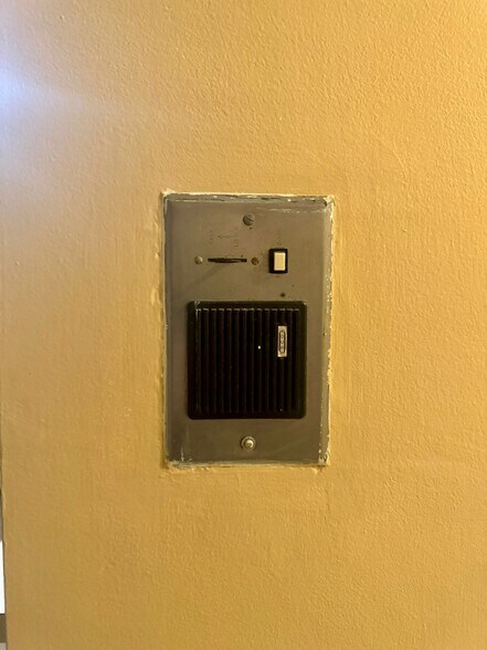 Building Photo - 32 Whites Ave