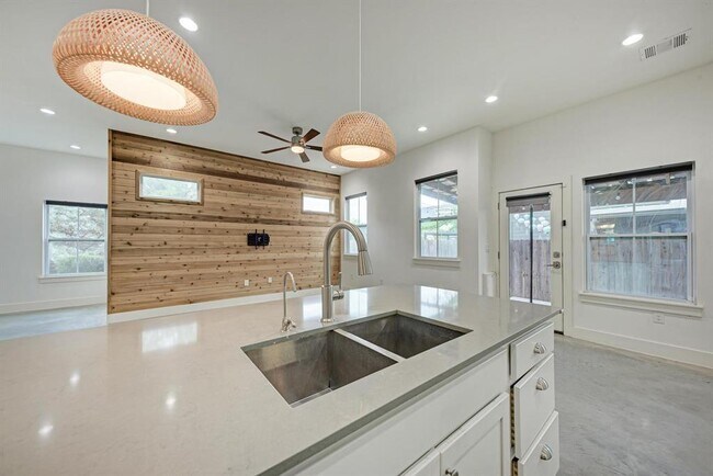 Building Photo - 1000 Taulbee Ln