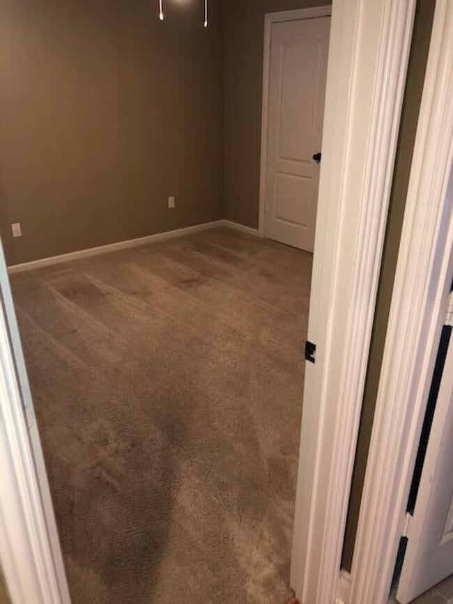 Building Photo - 3 Bedroom, 2 bathroom 1600 square foot single family home