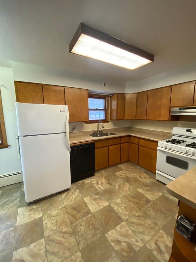 Building Photo - Cozy Home with Double Stall Garage