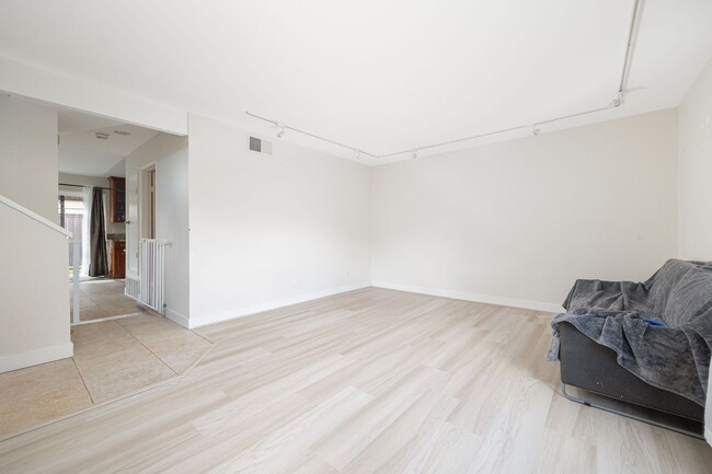 Building Photo - Gorgeous 2 Bedroom Townhouse in the Heart of Mira Mesa!