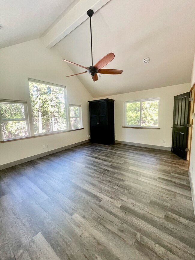 Building Photo - 10375 Laurentian Way