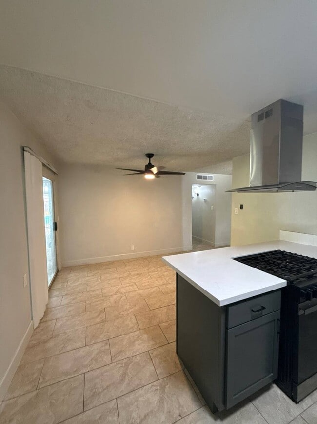 Building Photo - 807 Castaic Ave