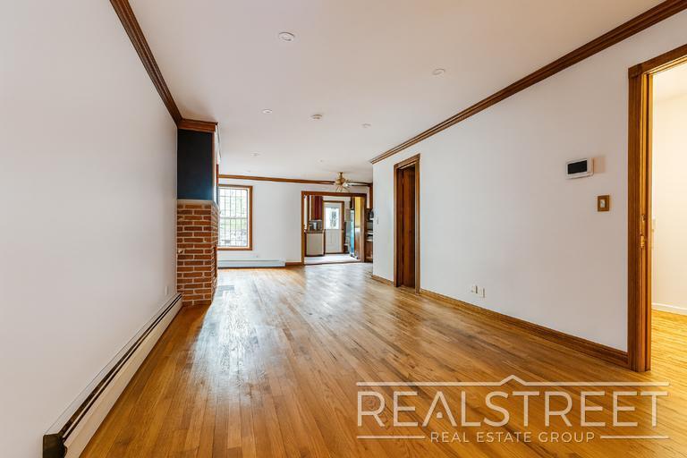 Building Photo - 376 Kosciusko Street – Large 1 Bedroom wit...