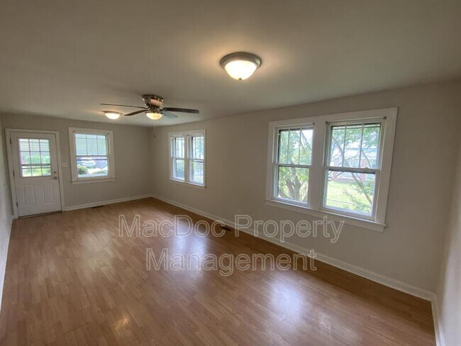 Building Photo - 119 Gibson St