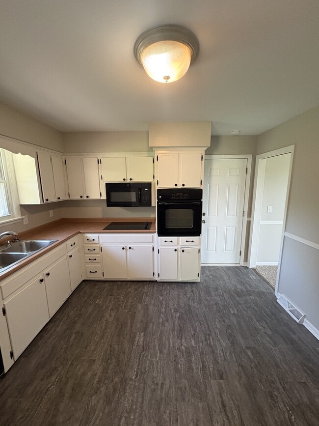 Building Photo - 529 Des Moines Dr