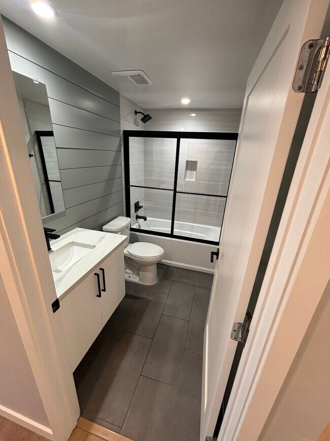 Building Photo - Beautiful 2 bed 1 bath modern apartment in...