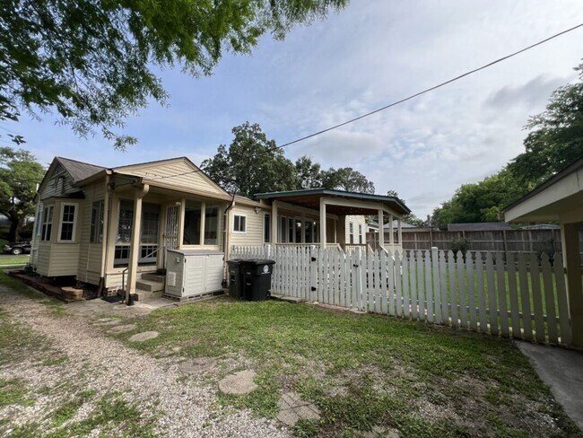 Building Photo - Charming 3 Bedroom Home Near LSU, University Lakes & Parade Routes!