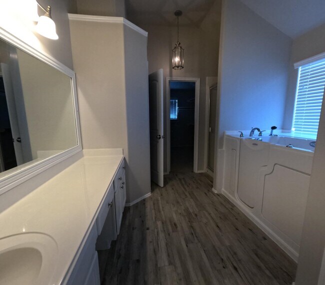 Building Photo - 2521 Saratoga Dr