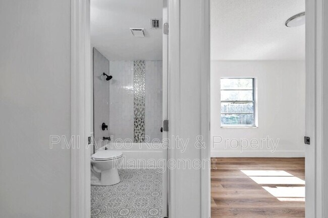 Building Photo - 304 W Idlewild Ave