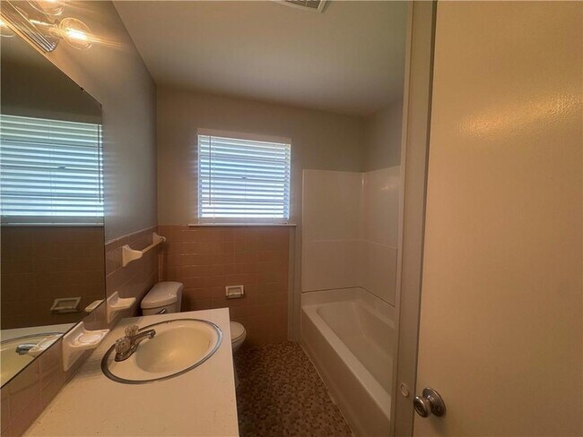 Building Photo - 212 Transcontinental Dr