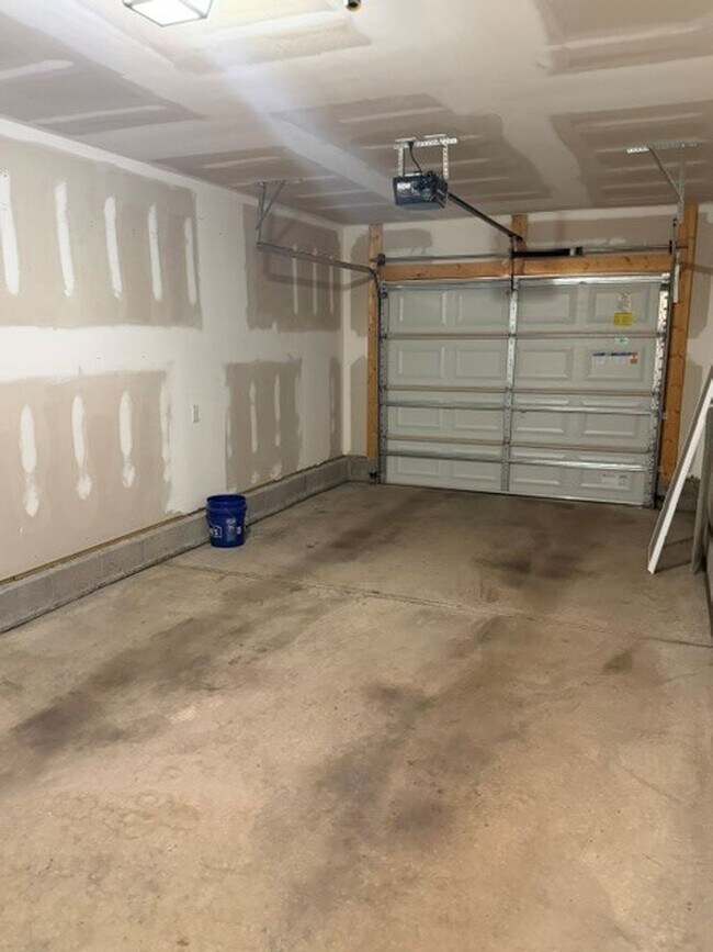 Building Photo - Cute 3 Bedroom Home Nestled in the back of the cul-de-sac
