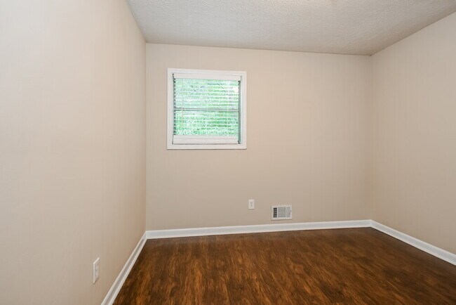 Building Photo - 185 Castleair Ct NE