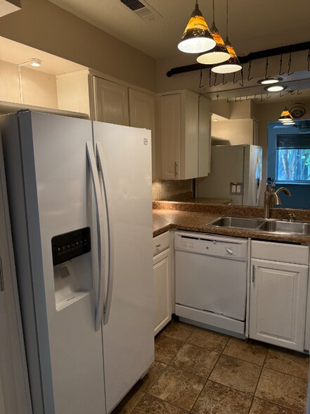 Building Photo - 807 W 40th St