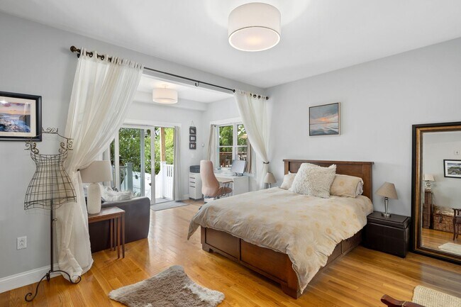 Building Photo - New 2BR2BA Condo in Jefferies Point with Backyard