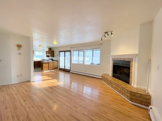 Building Photo - RARE FIND! Spacious and bright three bedro...