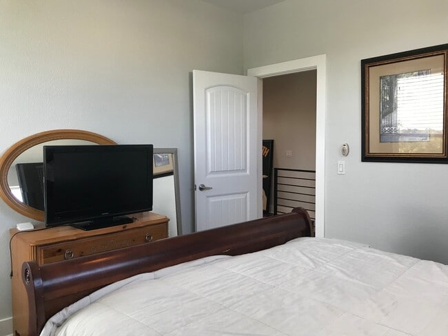 Building Photo - BEAUTIFUL, OPEN TOWNHOUSE CLOSE TO DOWNTOWN