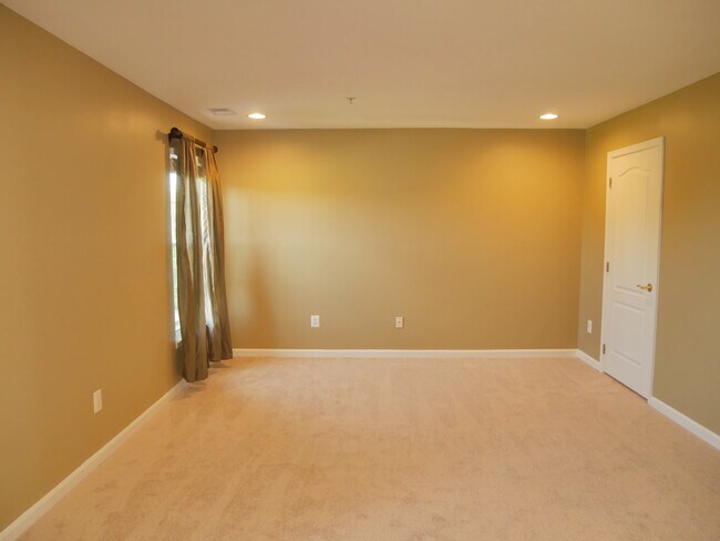 Building Photo - Gorgeous Former Model 4 Bed 2.5 Bath Townh...