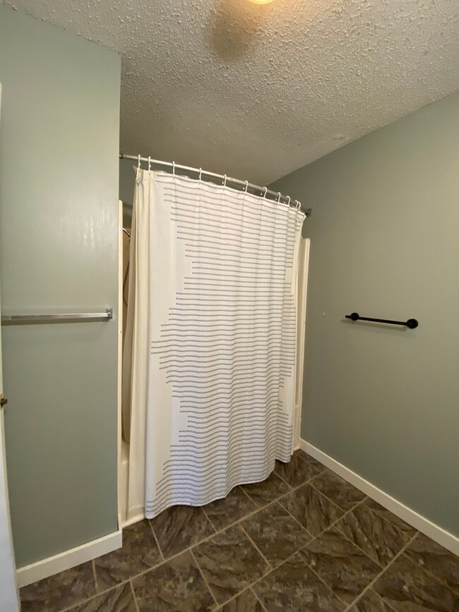 Building Photo - 619 W Edgewood St