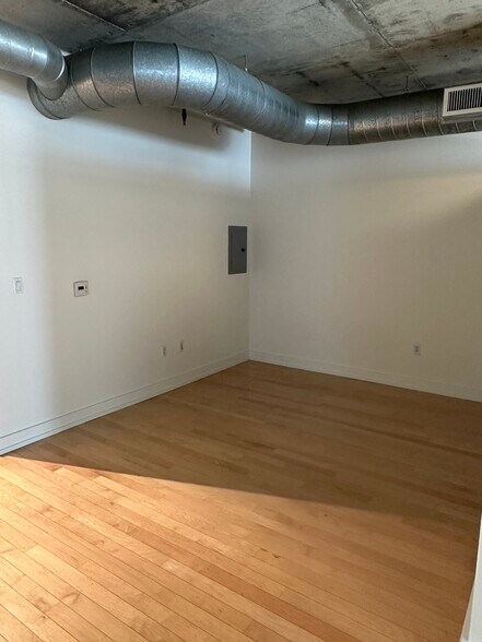 Building Photo - 645 W 9th St