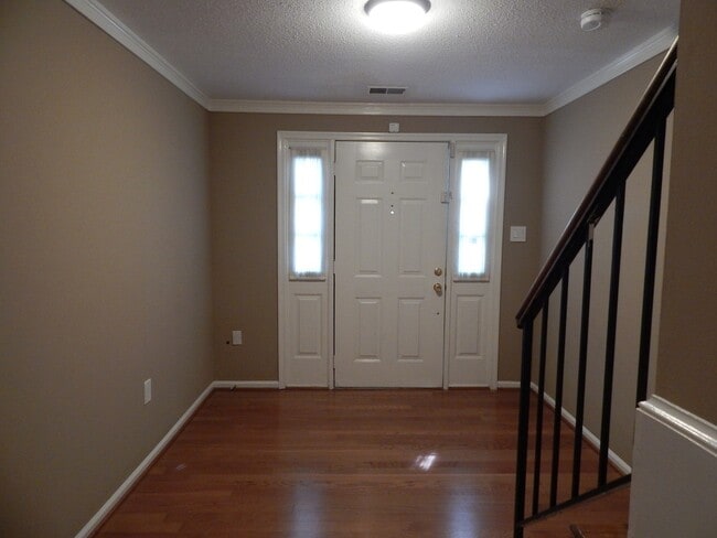 Building Photo - Fabulous TH with Garage! Great Location!