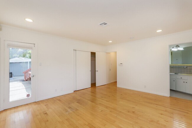 Building Photo - 3 Bed / 3 Bath + Bonus room pet friendly M...