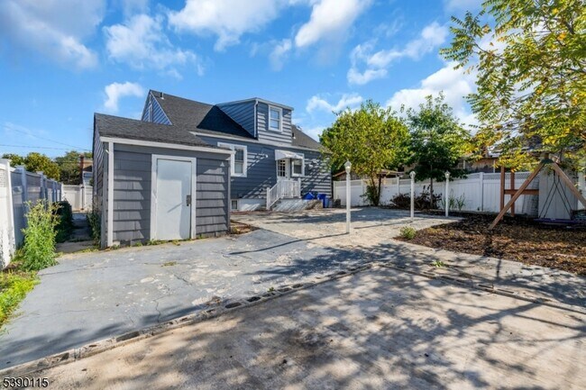 Building Photo - 2144 Tyler St