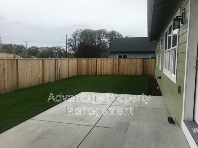 Building Photo - 122 S 21st St