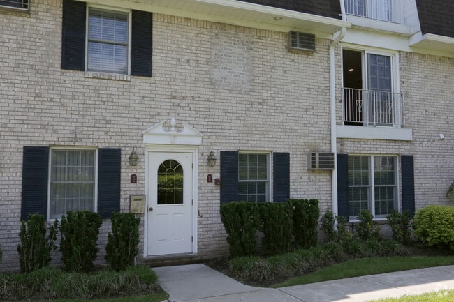 Building Photo - Westwood Manor: In-Unit Washer & Dryer, Cold Water Included, Cat & Dog Friendly, and Walk-In Clos...