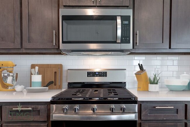 Building Photo - New Listing! Enclave at Parker Village!