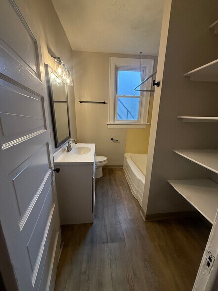 Building Photo - 425 Reinhard Ave