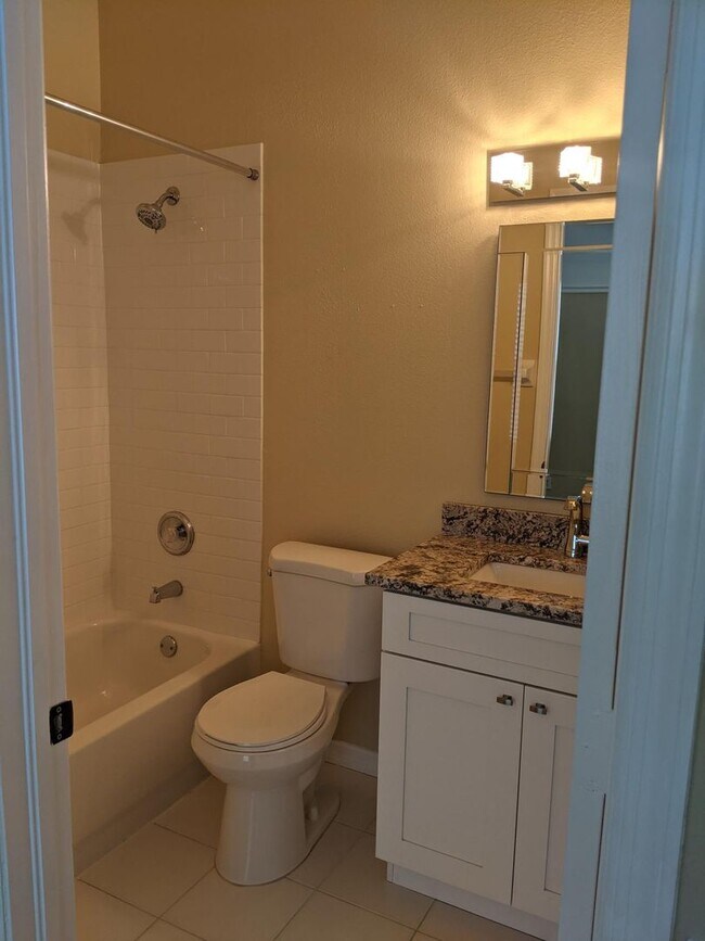 Building Photo - Beautiful 2 Bedroom, 2.5 Bath Townhome in Private Gated Community Of Hunter's Key In New Tampa