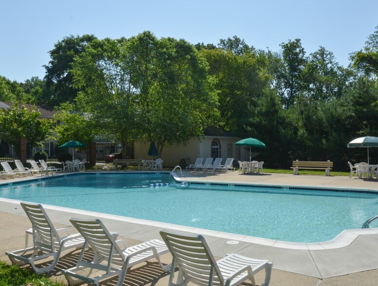 Swimming Pool - Rolling Glen Townhomes and Apartments