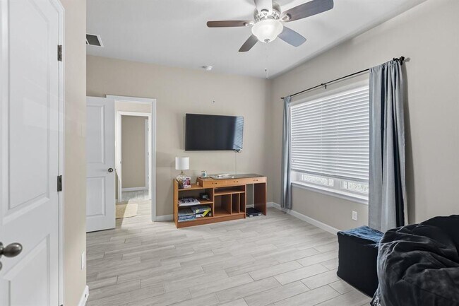 Building Photo - 513 Cerezo Dr