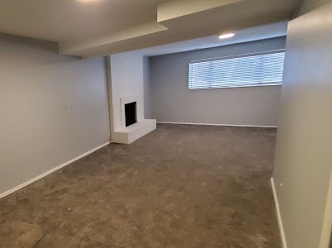 Building Photo - Remodeled 4 Bedroom In Sandy! Close To Alt...