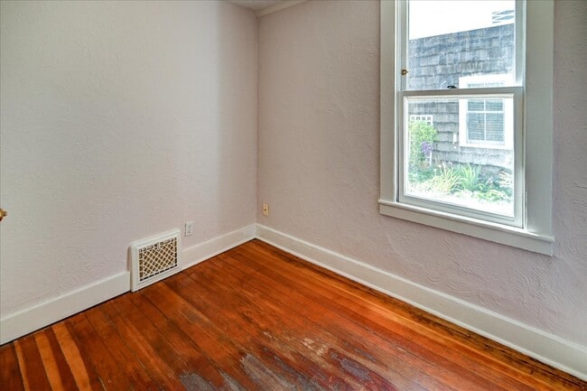 Building Photo - 930 E Dayton St