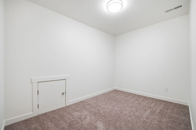 Building Photo - 394 W Pkwy Dr
