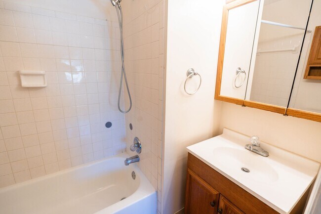 Building Photo - 2/2.5 Gated Community near FSU with Water ...