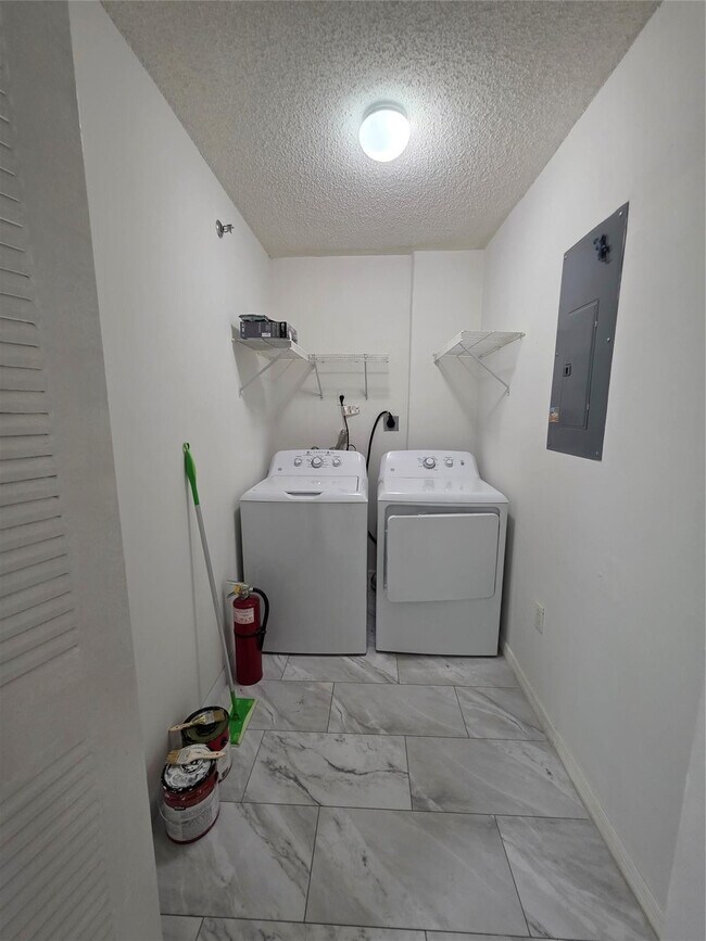 Building Photo - 9470 Tangerine Pl