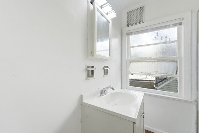 Building Photo - 4029 Weisser Park Ave