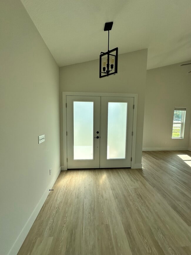 Building Photo - 1A A St