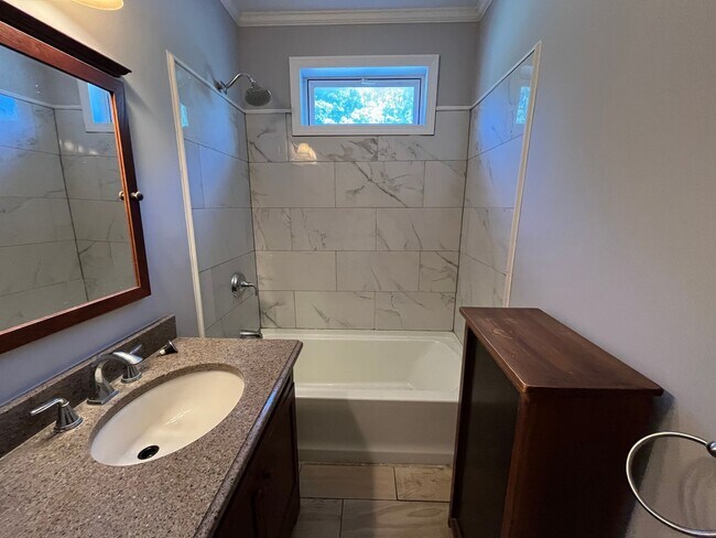 Building Photo - Large 3 bedroom 1 bathroom apartment North Andover