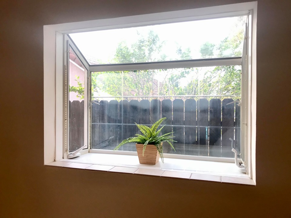 Airy and bright, lots of natural light - 4792 Mount Abbott St