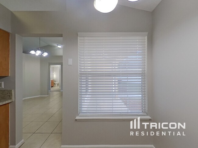 Building Photo - 3210 Chantilly Ct