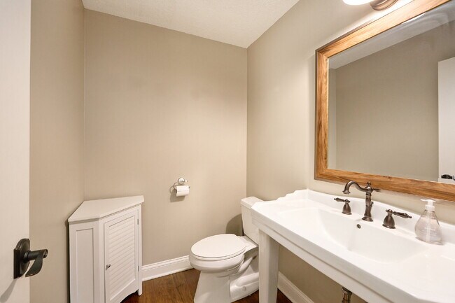 Building Photo - 1832 Essex Rd